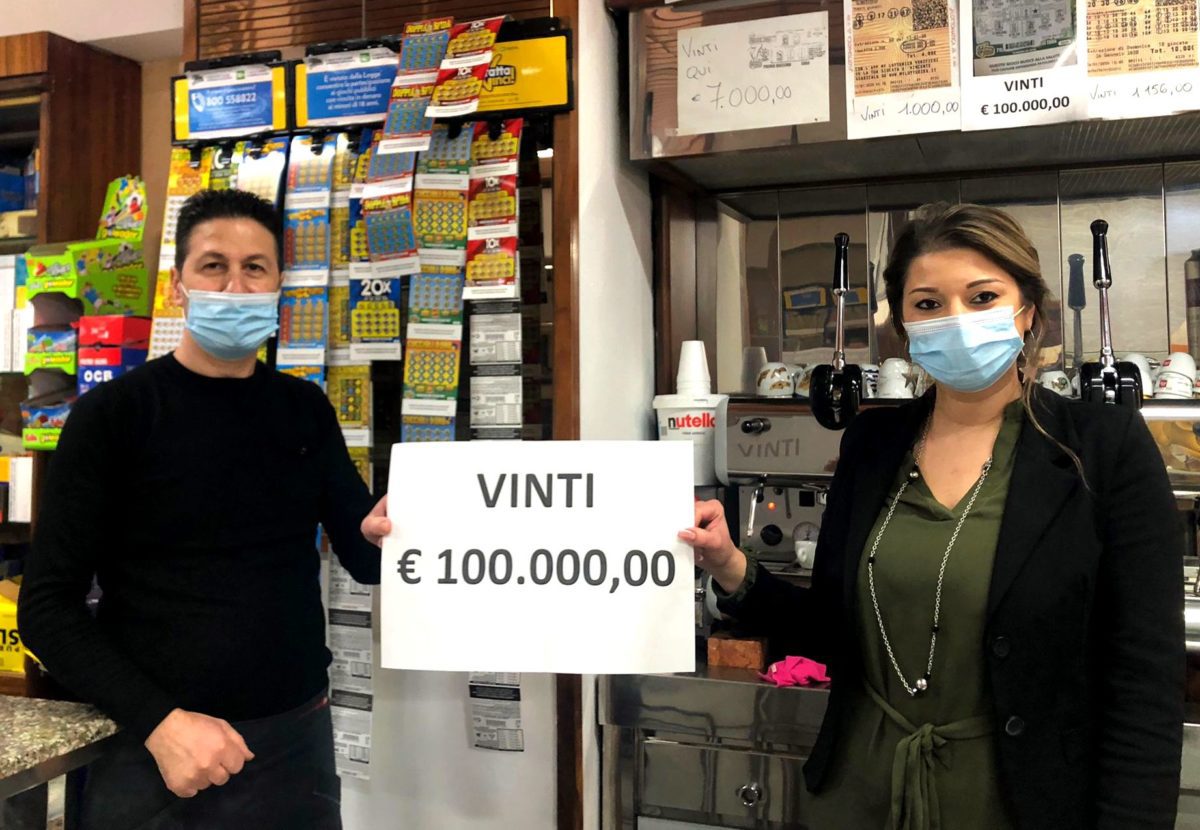 Gratta e vince 100mila euro sorpresa e felicità al bar tabacchi