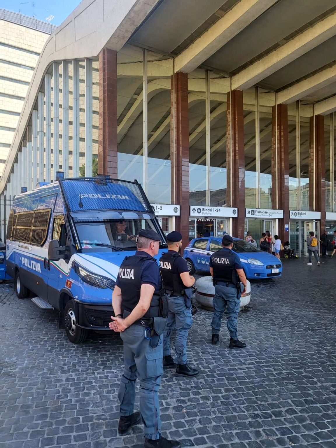 Roma. Stazione Termini: Prende A Bastonate Una Donna E Morde Gli Agenti ...