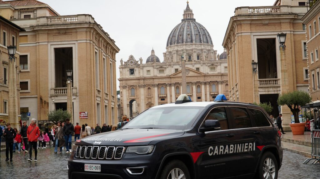 I Carabinieri di Roma hanno sferrato un duro colpo ai borseggiatori, intensificando i controlli nelle zone più frequentate dai turisti, come la stazione Termini e la metropolitana