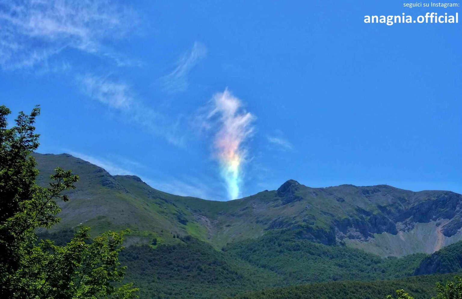 Lo straordinario, raro ed affascinante fenomeno delle nubi iridescenti visto sui Monti Simbruini